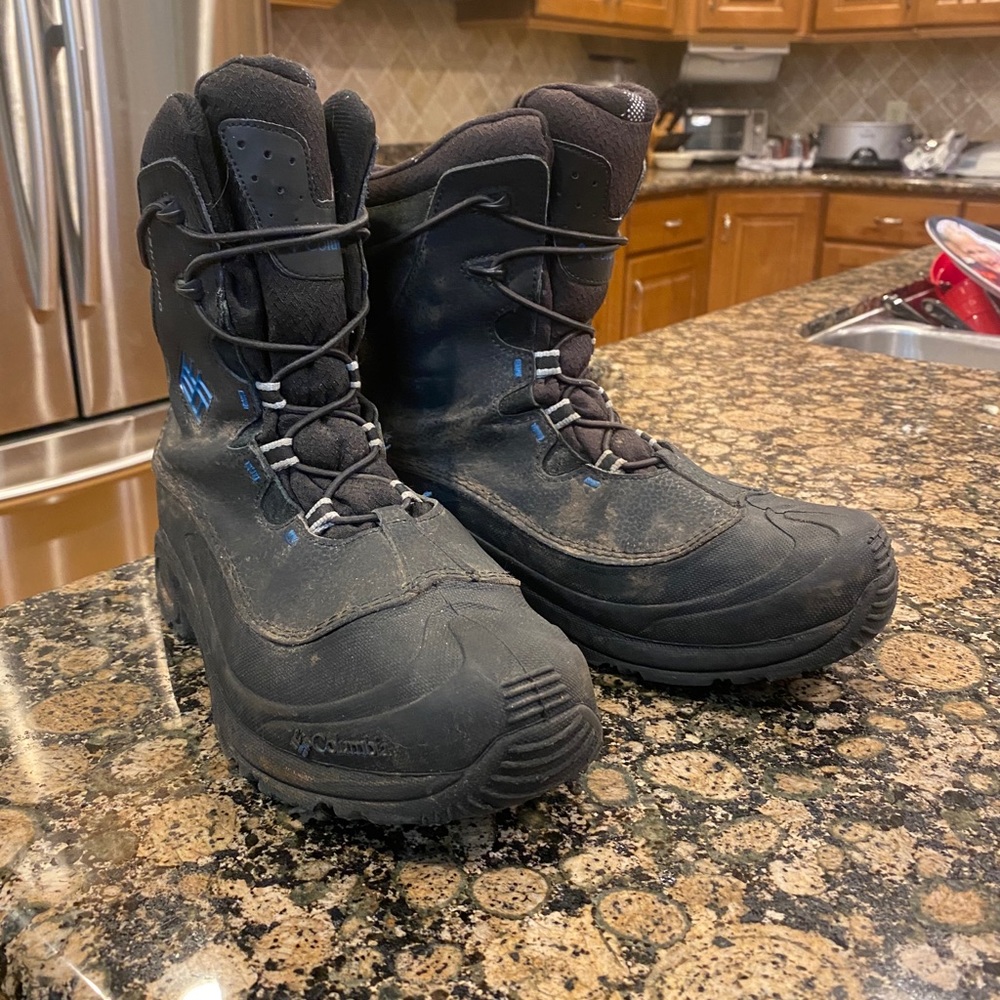 Size 7 mens Columbia snow boots